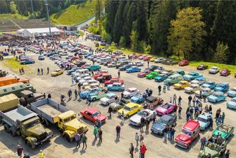 Ifa-Fahrzeugfestival: Rebesgrün setzt kultige Ostblock-Fahrzeuge in Szene - Die Vogtlandfahrt machte Zwischenstation am Fuße der Schanze in Klingenthal.