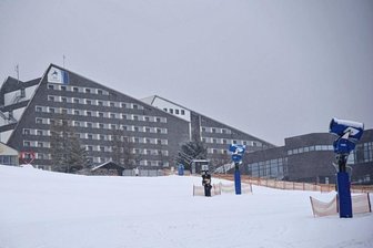 Ifa-Ferienpark in Schöneck verkauft: Neustart als Chance? - Leicht im Nebel präsentierte sich am Mittwoch das Ifa-Hotel in Schöneck. Etwas Symbolcharakter schwingt dabei mit: In welchem Umfang die neuen Eigentümer ins Haus investieren werden, ist noch nicht bekannt.