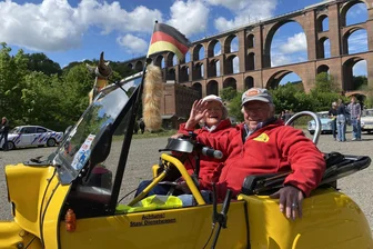 Ifa-Festival rockt die Göltzschtalbrücke: „Geil, endlich mal niemand, der ne Fleppe zieht“ - Ein Duo aus Köln im Duo. Es gab Jahre, da sind Claus und Anita Grünert schon direkt mit dem Duo des Weltmeisters angereist - 520 Kilometer.