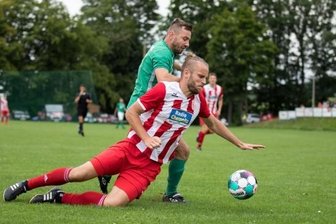 Ifa-Fußballer straucheln auch im Erzgebirge - Der TSV Ifa um Toni Barth (vorn) hatte dem SV Lichtenberg, allen voran Dreifachtorschütze Swen Häuser (hinten), wenig entgegenzusetzen und verlor im Erzgebirge mit 1:4. 