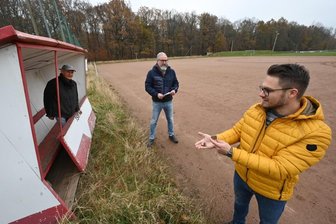 Ifa kämpft um neuen Fußballplatz - Die Kabine ist alt, das Flutlicht ist alt und kaum noch erhellend, der Platz ist mit Steinen übersät: Ifa-Chef Matthias Wagner, sein Stellvertreter Ingolf Arnold und Christian Nussbaum aus der Abteilung Fußball (von links) sehen nur noch eine Lösung für den Hartplatz: Ein Kunstrasen muss her.