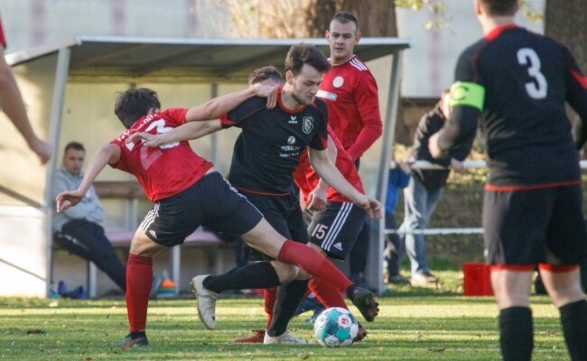 Ifa mit Selbstvertrauen zum Erfolg - Der TSV Ifa, hier Tim Rosenthal (schwarz) am Ball, konnte beim 1:0 gegen Colditz den vierten Sieg in Folge feiern. 