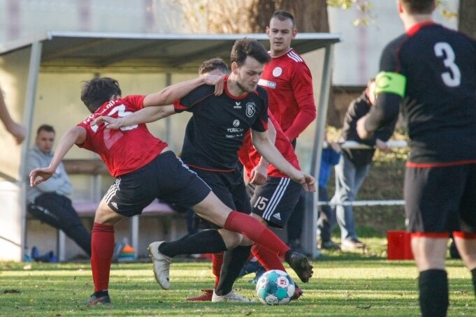 Ifa mit Selbstvertrauen zum Erfolg - Der TSV Ifa, hier Tim Rosenthal (schwarz) am Ball, konnte beim 1:0 gegen Colditz den vierten Sieg in Folge feiern. 