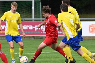 Ifa mit spätem Tor zum ersten Punkt - Ifa-Kapitän Felix Klein-Heinzmann behauptet den Ball gleich gegen drei Mülsener Akteure. 