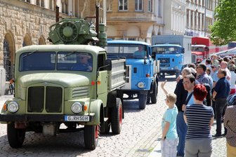 IFA-Treffen: Oldtimer rollen 90 Minuten lang durch Werdau - Zum Abschluss des 21. Werdauer IFA-Oldtimertreffens rollte ein Großteil der teilnehmenden Fahrzeuge in einem Korso über den Werdauer Markt.