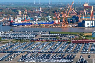Ifo-Geschäftsklima verbessert sich überraschend - Blick auf den Emder Hafen: Die deutsche Wirtschaft bleibt trotz Aufhellung fragil.