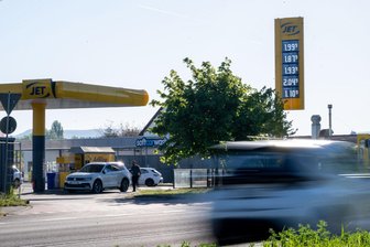 Ifo und ADAC: Tankrabatt wird nur teilweise weitergegeben - Vormittags fallen die Spritpreise teilweise unter 2 Euro. (Archivbild)