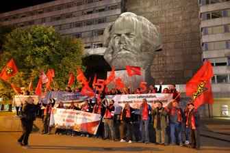 IG Metall, Chemnitz und Protest am Nischel: Was war hier denn los? - Vom Tagungsort im Carlowitz Congresscenter ging es mit Trillerpfeifen und Fahnen zum Marx-Monument.