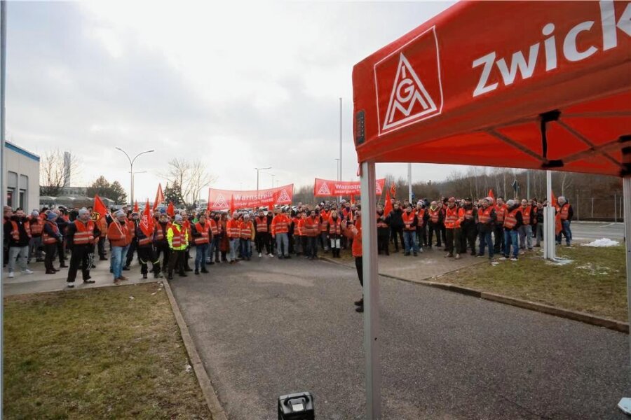IG Metall setzt sich durch: GKN muss Käufer für Werk in Zwickau suchen - Am Freitag hatte ein Warnstreik vor dem GKN-Werk in Zwickau-Mosel stattgefunden. 