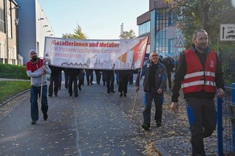 IG Metall-Warnstreik in Chemnitz: Die Kollegen brauchen Planungssicherheit - Legten am Dienstag für eineinhalb Stunden die Arbeit nieder: Mitarbeiter von Thyssenkrupp.