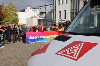 IG Metall Zwickau: Mehr Entlastung für die Menschen - Auf den Kornmarkt in Zwickau kamen am Samstag etwa 400 Menschen zu einer Kundgebung der IG Metall Zwickau.