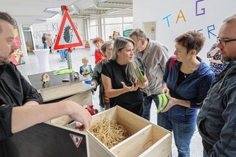 Igelretter in Neukirchen: Das hilft den stachligen Vierbeinern - Rico und Nicole Bochmann (von links) geben Madeleine und Jens Herold beim Tag der offenen Tür im neuen Veranstaltungsort Netz-Werk in Neukirchen Informationen zu Igelhäusern. 