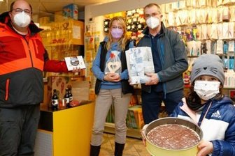 IHK-Chef bestürzt über Hass im Laden wegen Corona-Regeln - Unternehmer Jörg Jäkle (links) mit Tochter Mette und Gerhard Thriemer brachten Geschenke für Susan Nießlein und ihr Team vom Schreibwarengeschäft in Gersdorf. Es sollte ein positives Zeichen sein. Denn das Personalwird zunehmend wegen der Coronaregeln angefeindet.