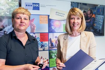 IHK Mittelsachsen zeichnet Döbelner Vereinschefin aus - Cindy Krause (r.) übergab die Auszeichnung an Grit Neumann.