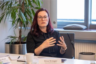 IHK Plauen stützt Unternehmerkritik: Schon jetzt wären mehr regionale Auftragsvergaben möglich - Bürokratischer Aufwand, politisch überladene Inhalte, Entscheidungen nur nach Preis: IHK-Geschäftsführerin Sina Krieger kritisiert die Vergabepraxis und zeigt Wege zur regionalen Stärkung auf.