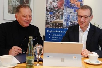IHK-Präsident: Auftragsflut und Aufbruchstimmung - Sehen viele Lichtblicke in der hiesigen Wirtschafts-Landschaft: IHK-Präsident Jens Hertwig (links) und IHK-Geschäftsführer Torsten Spranger. 