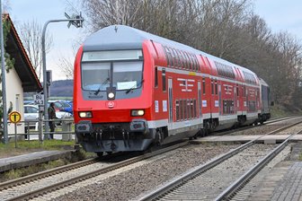 IHK will Druck auf Landtag machen: Ausbau der Zugstrecke zwischen Chemnitz und Leipzig „wichtigstes Infrastrukturprojekt“ - Die Zweigleisigkeit, wie hier am Haltepunkt Wittgensdorf Mitte, fehlt auf großen Teilen der Strecke bisher.