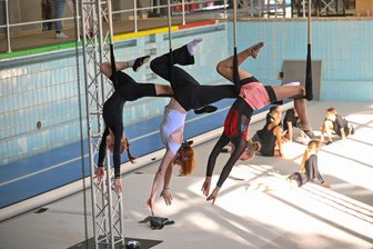 Ihr Abriss war schon beschlossen: Alte Bernsdorfer Schwimmhalle in Chemnitz existiert nun doch weiter - Training des Ersten Artistenverein Chemnitz in der alten Bernsdorfer Schwimmhalle. Der Verein hat die marode Halle übernommen, muss sie aber auch in Schuss halten.