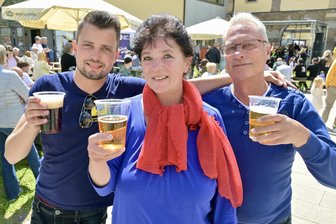 Ihr Herz schlägt für Planitz: Jung und Alt packen gemeinsam an, damit der Stadtteil wieder aufblüht - Die ganze Familie zieht mit und stößt an (v. l.) Dominik, Kathrin und Uwe Schwalbe beim Frühlingsfest im Planitzer Schlosshof.