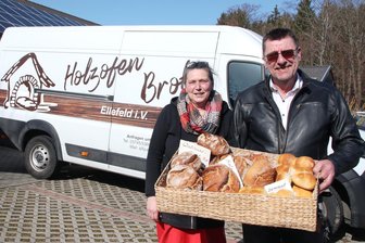 Ihr Holzofenbrot darf in Plauen nicht fehlen: „Ein Leben ohne Europäischen Bauernmarkt können wir uns gar nicht vorstellen“ - Britt und Silvio Jürgens bieten auf dem Europäischen Bauernmarkt Holzofenbrot an.