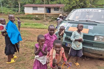 „Ihr seid hier die ersten unbewaffneten Europäer“: Niles-Simmons-Mitarbeiter bringt VW-Bus 10.000 Kilometer aus dem Erzgebirge in den Kongo - Strahlende Kinderaugen nach der Ankunft in Kalehe.