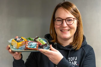 Ihr Tofu schmeckt nach Schinken und Jagdwurst - was eine Chemnitzerin aus Tofu zaubert - Tofu-Schinken, Tofu-Jagdwurst und gebackener Tofu: Julia Jeschek hat in den vergangenen fünf Jahren immer neue Rezepte kreiert.