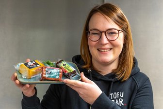 Ihr Tofu schmeckt nach Schinken und Jagdwurst - was eine Chemnitzerin aus Tofu zaubert - Tofu-Schinken, Tofu-Jagdwurst und gebackener Tofu: Julia Jeschek hat in den vergangenen fünf Jahren immer neue Rezepte kreiert.