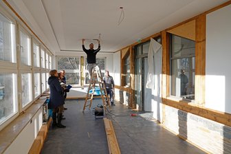 Ihre Erinnerungen sind gefragt: Was verbinden Sie mit dem Berggasthaus Hohenstein-Ernstthal? - Bei regelmäßigen Bauberatungen im Berggasthaus koordinieren die Architekten von der Inland Architektur GmbH Oberlungwitz die Arbeiten. Auf der Leiter steht Nico Macherius.