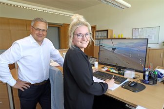 Ihre Majestät: Wie die nächste Silberstadtkönigin von Freiberg das Jahr beruflich managen will - Die künftige Silberstadtkönigin Laura Schröter an ihrem Arbeitsplatz mit ihrem Chef Heiko Schwarz.