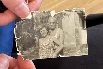 Ihre Mütter gingen in Penig durch die Hölle: Neue Ausstellung zum KZ-Außenlager bewegt die Nachkommen - Das Foto zeigt die Eltern von Istvan Palugyai aus Budapest. Der Ungar trägt es immer bei sich. Mutter Ibolya überlebte die Zeit im KZ-Außenlager Penig, da war sie Mitte 20.