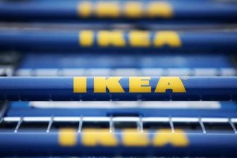 Ikea fordert Schwangere auf: Pinkelt auf diese Katalogseite -