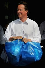 Ikea-Taschen: Das blaue Wunder - Nicht nur für Schotten: Der britische Doch-noch-Premier David Cameron mit Frakta-Tasche. 
