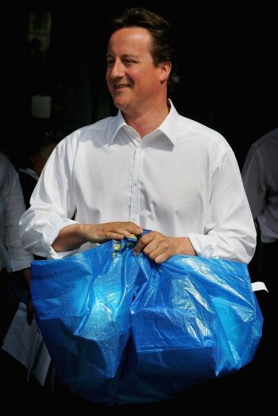 Ikea-Taschen: Das blaue Wunder - Nicht nur für Schotten: Der britische Doch-noch-Premier David Cameron mit Frakta-Tasche. 