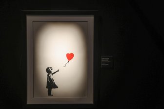 Ikone der Streetart: Banksy-Ausstellung öffnet in Chemnitzer Markthalle - „Girl with Balloon“ von Banksy als limitierter Siebdruck ist in der Ausstellung in Chemnitz zu sehen. Es ist das wohl bekannteste Werk des Briten.