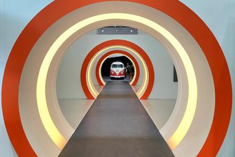 Ikonisch abgehoben: Wie viel Sachsen und VW-Zwickau stecken im Volkswagen-Showroom in Berlin? - Der Volkswagen Bulli im James Bond Look.