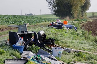Illegal abgelagerter Müll in Callenberg: Warum räumt das keiner weg? - An der Plattenstraße zwischen Callenberg/Spielsdorf und Langenchursdorf wurde Anfang September dieser Müll abgeladen. Anfang November liegt er immer noch.