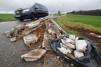 Illegale Abfallentsorgung: „Das ist leider Alltag“ - Auf der Garnstraße in Gersdorf wurde am Freitag erneut Bauschutt abgekippt.