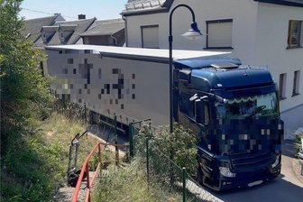 Illegale Abkürzung in Reichenbach: Lkw steckt wegen Navi in Moritzstraße fest - Für diesen Sattelschlepper ging am Montag an der Ecke Moritzstraße/Neu-städtel nichts mehr.