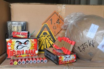 Illegale Böller mit mehreren Kilogramm Sprengstoff im Erzgebirge entdeckt - Polizei ruft Entschärfungsdienst - Zahlreiche illegale Böller haben Einsatzkräfte im Erzgebirge sichergestellt (Symbolbild).
