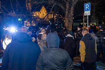 Illegale Coronaproteste in Sachsen: Folgt die Strafe auf dem Fuß? - In Plauen versammelten sich am Sonntagabend erneut Hunderte Teilnehmer eines "Spaziergangs".