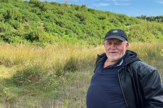 Illegale Deponie im Erzgebirge: Wie gefährlich sind die PFAS für unser Trinkwasser? - Peter Schöffler am Fuße des 400-Meter langen Walls aus kontaminiertem Papierrecyclingschlamm.