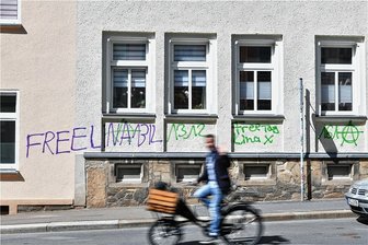 Illegale Graffiti: Freiberg führt Negativliste in Mittelsachsen an - Schmierereien an Hausfassaden wie hier an der Freiberger Oststraße sind erst vor wenigen Tagen angezeigt worden.