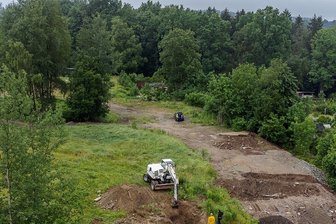 Illegale Müllablagerung in Auerbach: Gutachten kommt angeblich bald - Am 22. Juni 2021 rückten Polizei und Landratsamt in einer groß angelegten Aktion und mit Bagger-Unterstützung im Gelände an der Robert-Blum-Straße ein und sicherten Beweise. Die juristische Aufarbeitung ist jedoch ins Stocken geraten. Kommt sie jetzt voran? 