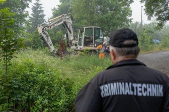 Illegale Mülldeponie in Auerbach fliegt auf - Vertreter von Polizei und Behörden sowie ein Bagger rückten am Dienstagmorgen an. Grundlage dafür war ein Durchsuchungsbeschluss der Staatsanwaltschaft.