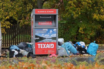 Illegale Müllentsorgung sorgt für hitzige Debatte im Stadtrat Hohenstein-Ernstthal - An Altkleidercontainern wie hier am Kreisverkehr gibt es ein Müllproblem.