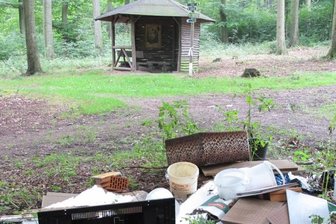 Illegale Müllkippen sorgen für Empörung - Der jüngste Vorfall: Am Zimmermannsweg im Rochlitzer Bergwald haben Umweltsünder diesen Müllhaufen hinterlassen.