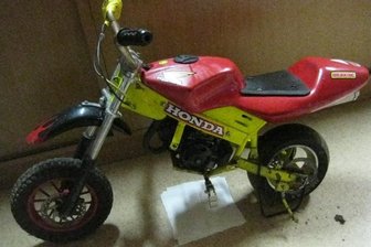 Illegale Pocketbikefahrt endete mit Strafanzeigen - Die Polizei bittet um Hinweise: Wer kennt das gelb-rote Pocketbike mit Aufklebern der Marke Honda und kann Angaben zur Herkunft oder zum Besitzer machen?