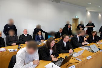 Illegale Prostitution vietnamesischer Frauen: Chemnitzer Gericht spricht Urteile - Die jetzt Verurteilten beim Prozessstart Ende vorigen Jahres.