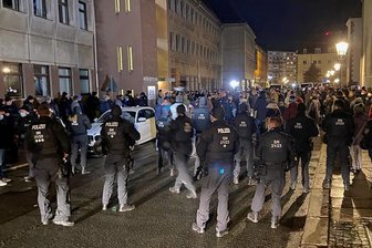Illegale Proteste gegen die Corona-Politik: Zwickauer Landratsamt will Verstöße rasch ahnden - Am 29. November kesselten Polizisten die Corona-Protestler in der Peter-Breuer-Straße ein und erstatteten etwa 170 Anzeigen wegen einer Ordnungswidrigkeit.