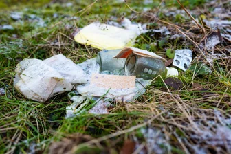 Illegale Reifenentsorgung in Mittelsachsen verdreifacht: Müllberge in der Natur - Illegal entsorgter Müll (Symbolbild) ist ein Problem für die Umwelt und die Kreis-Kasse.